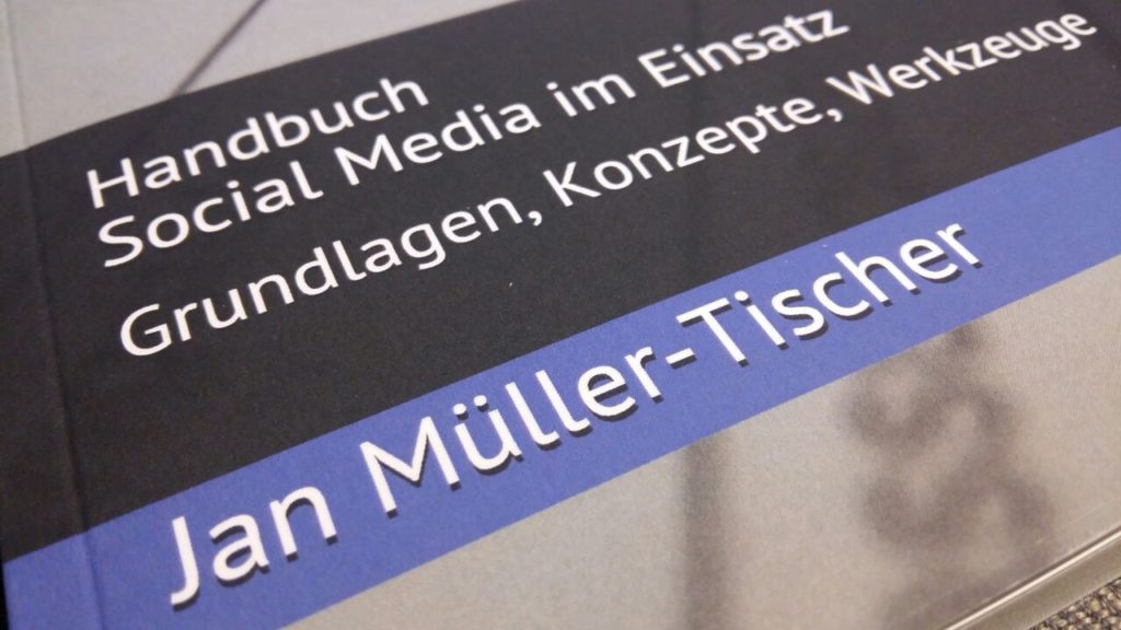 Handbuch "Social Media im Einsatz" für Pressesprecher von Stäben, Leitstellen und Hilfsorganisationen.